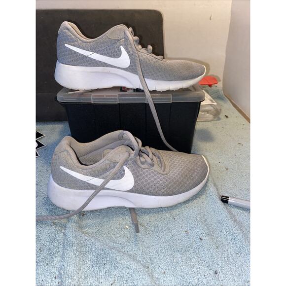 Nike Tanjun 818382-012 Size 1Y - Picture 1 of 5